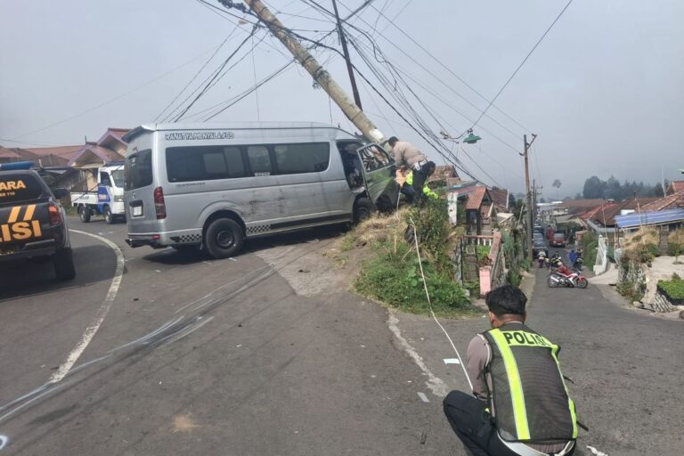 Insiden Rem Blong di Jalur Bromo, Toyota Hiace Serempet Hingga Tabrak Tiga Mobil