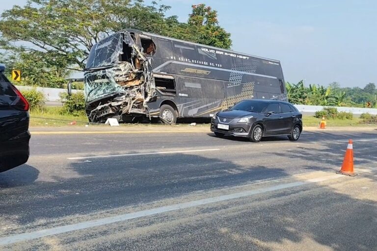 Kecelakaan Tol Cipali Cirebon, Bus Semeru Trans Tabrak Truk Pakan Ternak, Satu Orang Tewas