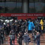 Krisis Politik Turkiye Memanas, Aparat Bubarkan Markas Partai Oposisi dengan Gas Air Mata