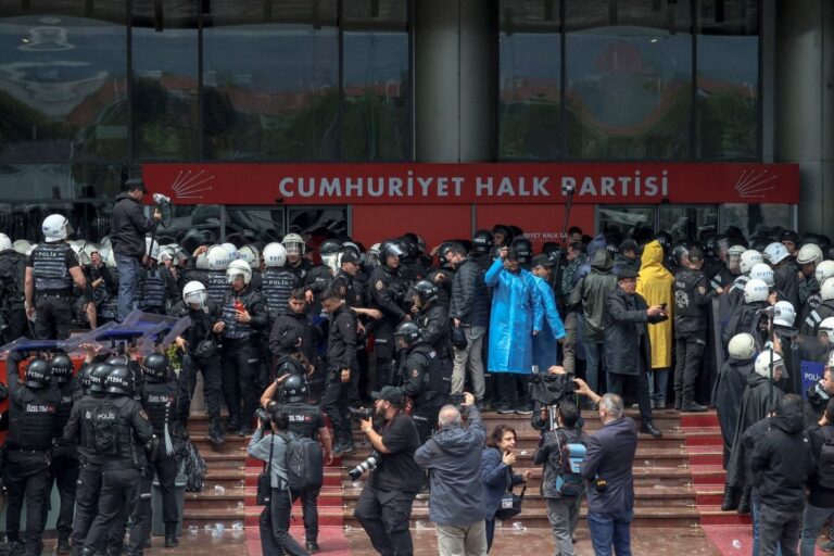 Krisis Politik Turkiye Memanas, Aparat Bubarkan Markas Partai Oposisi dengan Gas Air Mata