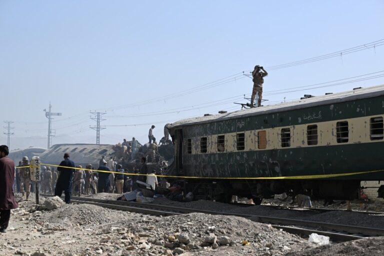 24 Personel Militer Gugur Akibat Serangan Bom di Kereta Quetta-Peshawar