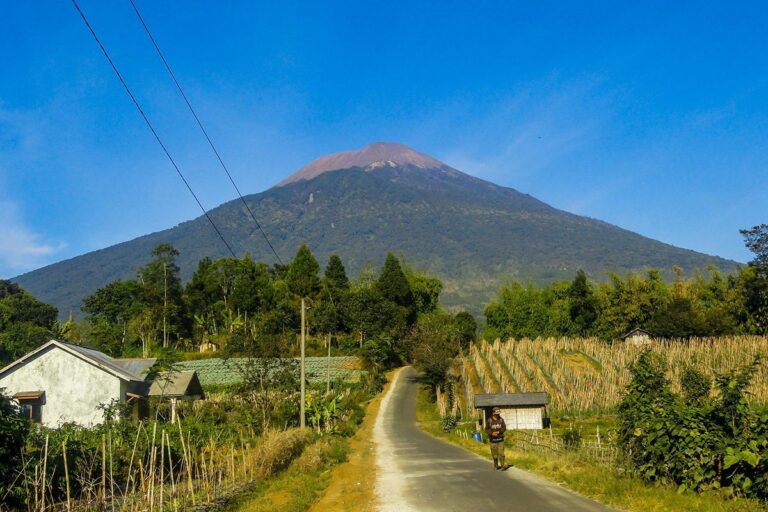 Badan Geologi KESDM Perkecil Radius Aman Gunung Slamet Menyusul Stabilitas Suhu Kawah
