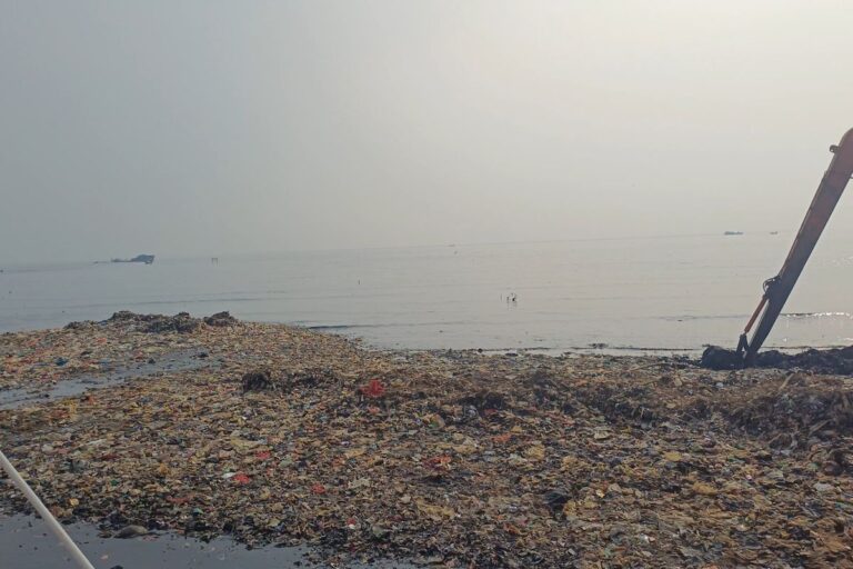 Tumpukan Sampah di Muara Angke Jakut Membentuk Daratan Sepanjang 15 Meter