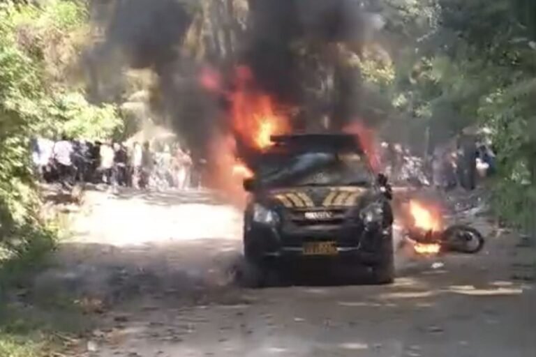 Kerusuhan Warga Seram Maluku, Dua Kendaraan Dinas Polri Ludes Terbakar
