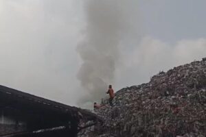Cuaca Panas Diduga Sulut Kebakaran di TPA Putri Cempo Solo, Damkar Langsung Siaga Penuh