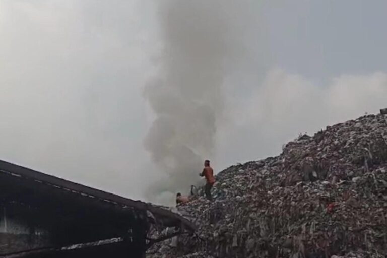 Cuaca Panas Diduga Sulut Kebakaran di TPA Putri Cempo Solo, Damkar Langsung Siaga Penuh