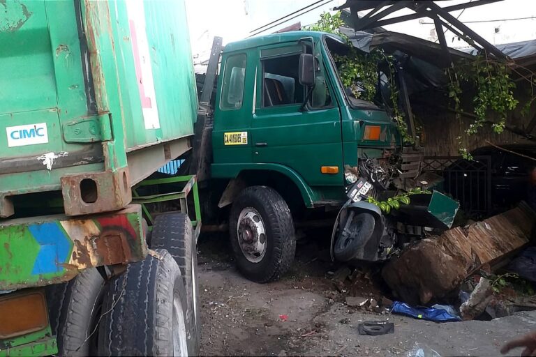 Tabrakan Maut di Sidoarjo: Brio Masuk Jalur Lawan, Dua Pengendara Motor Tewas di Tempat