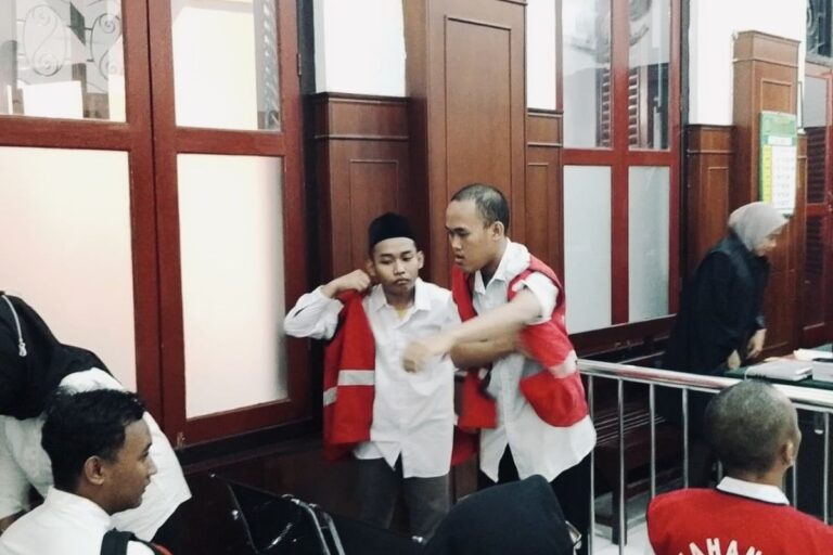 Berpura-pura Perbaiki Jaringan, Dua Pria di Surabaya Nekat Curi Emas Batangan
