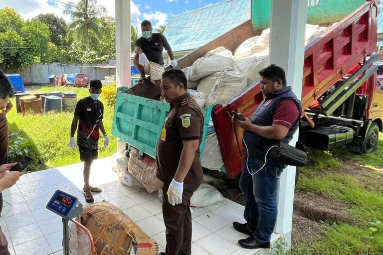 Tersangka Kepemilikan 46 Karung Sianida Resmi Diserahkan ke Kejaksaan Negeri Ambon