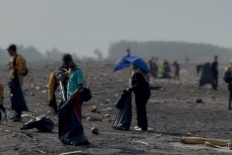 Kolaborasi DLH dan Warga, Aksi Bersih Pantai Jayanti-Cidamar Angkut 2,5 Ton Sampah