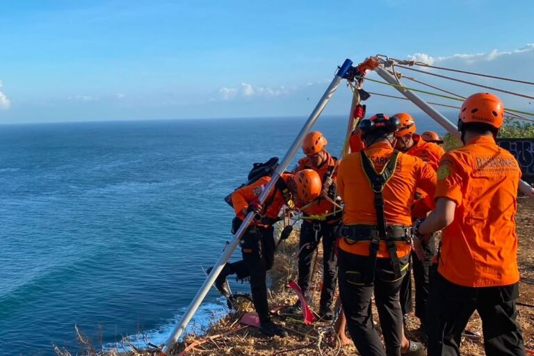 Tiga Buruh Terjebak Pasang Laut di Tebing Uluwatu, Evakuasi Berlangsung Dramatis