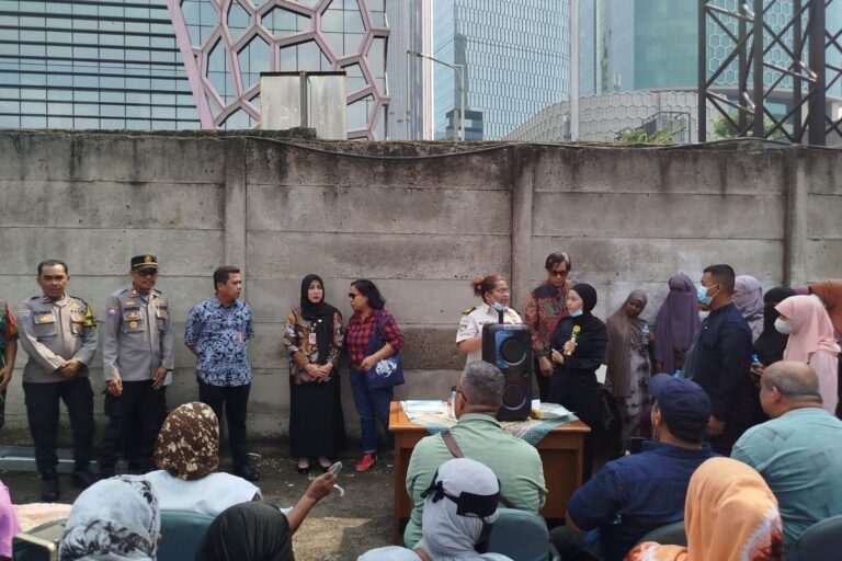 Usai Ditertibkan, Pengungsi Somalia Kembali Berkumpul di Trotoar Belakang Kantor UNHCR