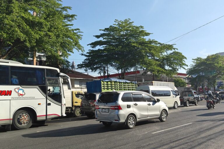 Pasokan Solar Menipis, Antrean Kendaraan di Makassar Timbulkan Kemacetan Berjam-jam