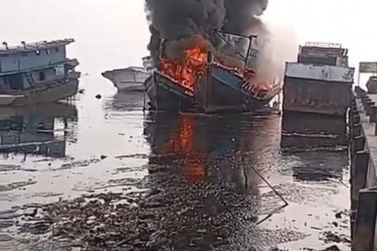 Tiga Kapal di Muara Angke Terbakar, Petugas Damkar Masih Lakukan Pendinginan di Lokas