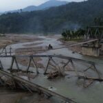 Terisolasi 8 Bulan, Warga Pining Patungan Bangun Jembatan Kayu Demi Akses Kehidupan