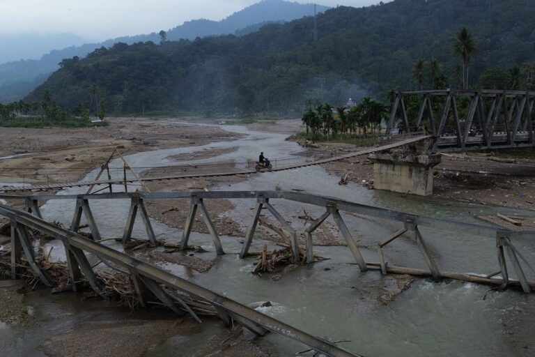 Terisolasi 8 Bulan, Warga Pining Patungan Bangun Jembatan Kayu Demi Akses Kehidupan