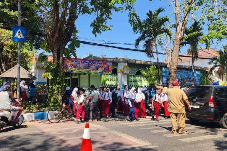 Program Seragam Gratis Telat Tiba, Siswa SD dan SMP Pasuruan Pakai Seragam Bekas