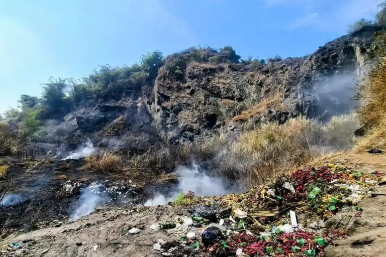 Gudang Rongsokan Terbakar di Kutawaringin, Api Meluas ke Perbukitan