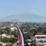 Bendera Merah Putih Sepanjang 600 Meter Hasil Gotong Royong Warga di Kaki Gunung Arjuno