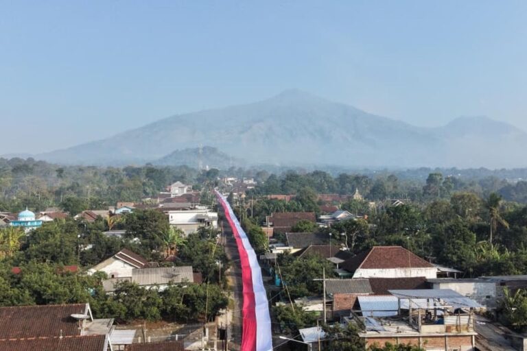 Bendera Merah Putih Sepanjang 600 Meter Hasil Gotong Royong Warga di Kaki Gunung Arjuno