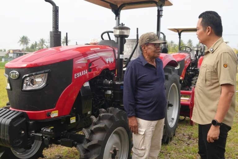Bupati Jembrana dan Anggota DPR RI Salurkan 5 Unit Traktor Roda Empat untuk Kelompok Tani