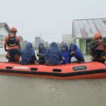 Basarnas Evakuasi Puluhan Pelajar dan Guru Terjebak Banjir di Sekolah Padang