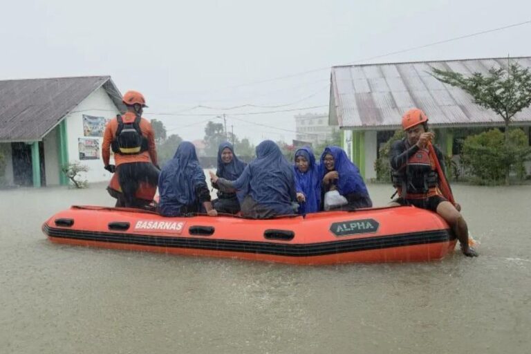 Basarnas Evakuasi Puluhan Pelajar dan Guru Terjebak Banjir di Sekolah Padang