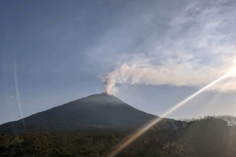 Radius Bahaya Ile Lewotolok Diperluas Imbas Letusan yang Terus Berulang