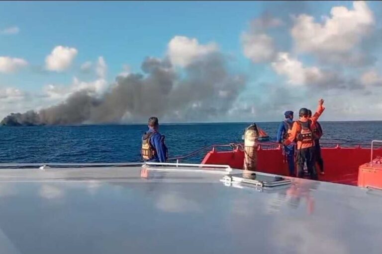 Kapal KMP Putri Yasmin Terbakar di Selat Lombok, Tim SAR Segera Evakuasi Penumpang
