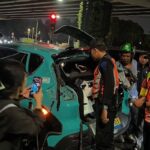 Taksi Listrik Green SM Tertabrak KRL di Stasiun Karet, Tiga Orang Dibawa ke Rumah Sakit