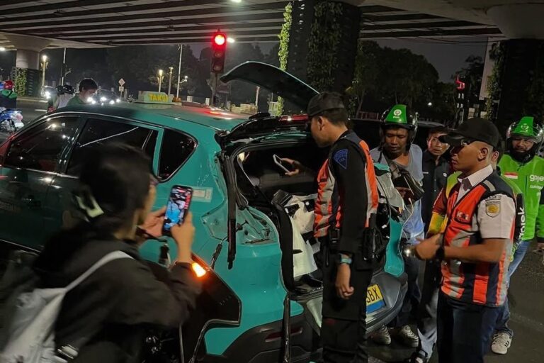 Taksi Listrik Green SM Tertabrak KRL di Stasiun Karet, Tiga Orang Dibawa ke Rumah Sakit