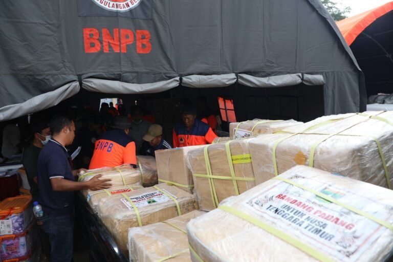 Solidaritas Kemanusiaan: Sumatera Barat Kirim 2,2 Ton Rendang untuk Korban Gempa NTT