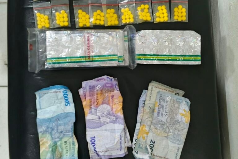 Pria Diamankan Usai Mengamuk di Pasar Induk, Polisi Temukan Ribuan Obat Keras dalam Tasnya