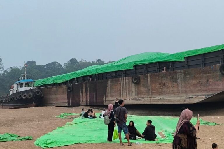 Sungai Kapuas Kian Dangkal, Hamparan Pasir di Sekadau Mendadak Jadi Tempat Nongkrong