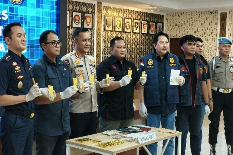 2 WN China Diamankan di Bandara Manado, 16 Batang Emas Tanpa Dokumen Disita Petugas