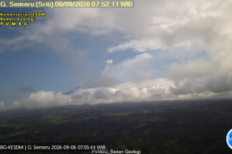 Gunung Semeru Erupsi Sehari Setelah Anak Krakatau, Kolom Abu Capai 1.000 Meter