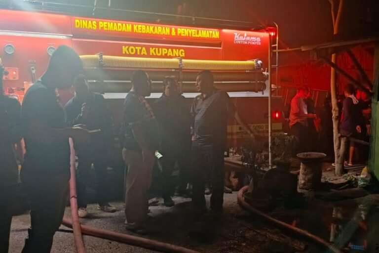 Api Hanguskan 9 Rumah Dinas TNI AD di Kupang, Pemadaman Berlangsung Dua Jam