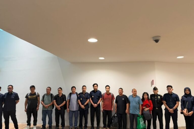Penyalahgunaan Visa Kunjungan, 8 WNA Asal Tiongkok Dideportasi dari Sumbawa Barat