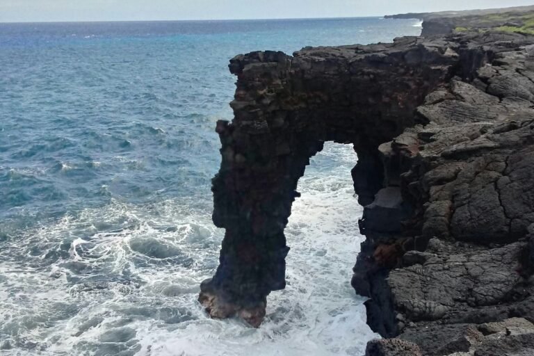 Runtuh Usai Diterjang Badai Tropis, Tebing Pesisir Hawaii Kini Rawan Bahaya Bagi Pengunjung