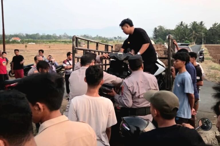 Cegah Balap Liar di Jalan Persawahan, Warga Desa Kramat Pasang Barikade Ban Bekas