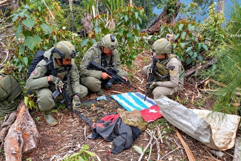 Patroli di Hutan Sugapa, Satgas Damai Cartenz Temukan Honai KKB dan Bukti Transaksi Amunisi