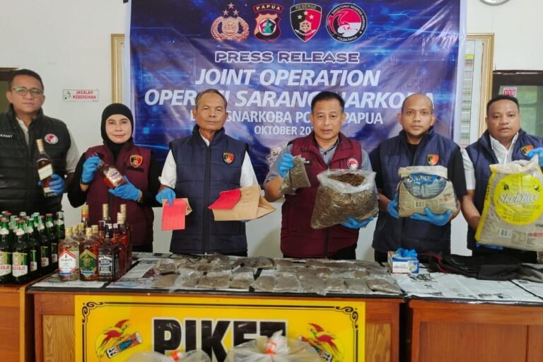 Polda Papua Ringkus 8 Pengedar dan Sita 20 Kg Ganja dalam Operasi Sarang Narkoba