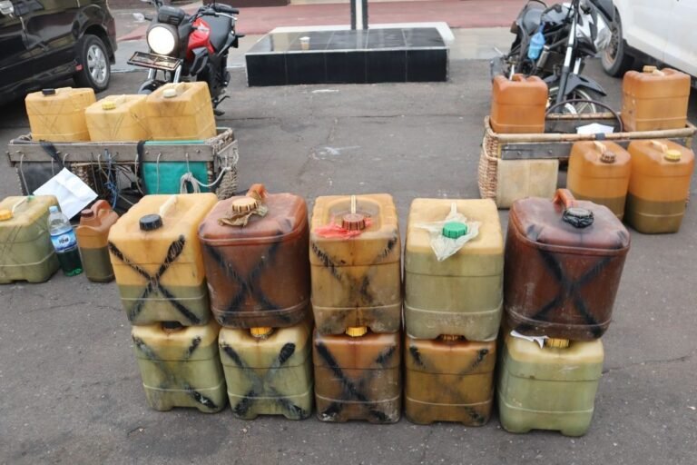 Atasi Antrean SPBU Ketapang, Polisi Tangkap 8 Penimbun dan Awasi Pasokan BBM