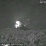 Gunung Karangetang Erupsi Dini Hari, Lava Pijar Meluncur Hingga 1 Kilometer di Pulau Siau