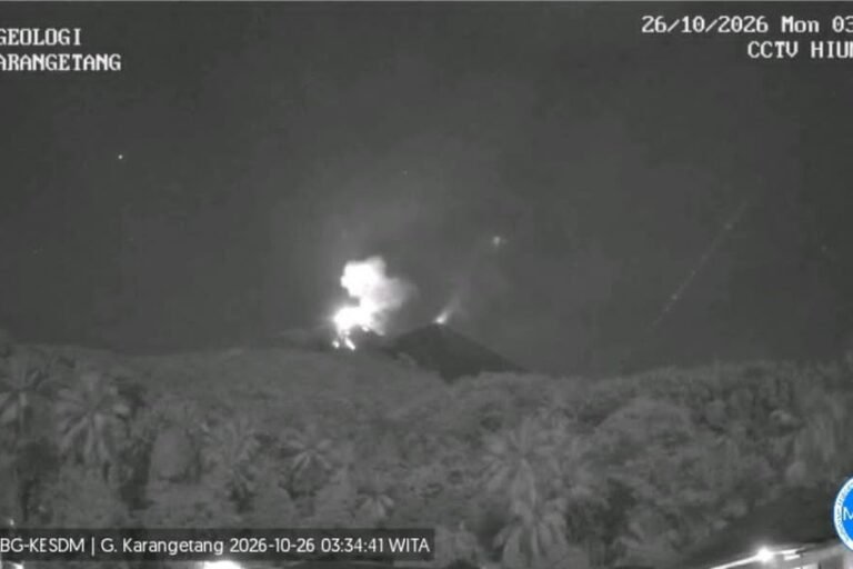 Gunung Karangetang Erupsi Dini Hari, Lava Pijar Meluncur Hingga 1 Kilometer di Pulau Siau